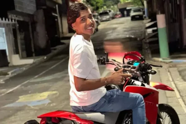 Nino Abravanel em uma moto