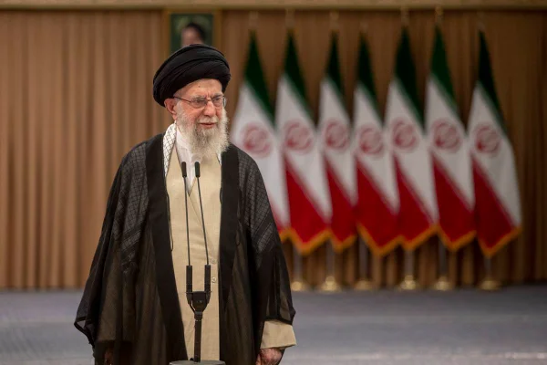 Imagem colorida mostra o líder supremo do Irã, aiatolá Ali Khamenei - Metrópoles