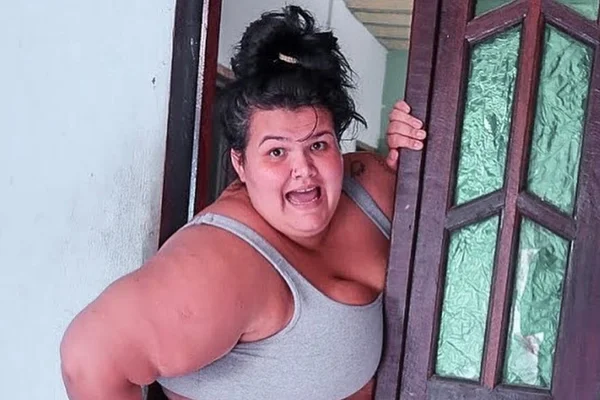 Thais Carla “entala” em porta e desabafa: “Situação que gordo passa”