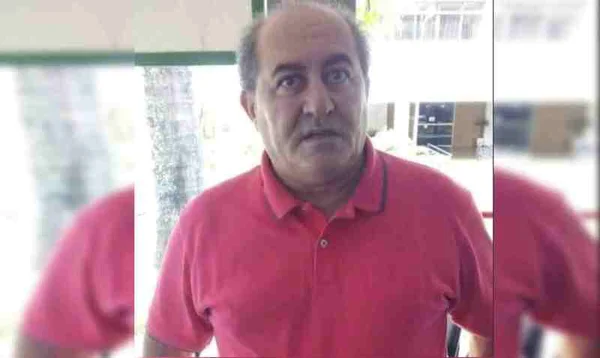 Homem careca com camisa polo rosa