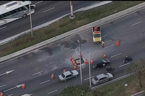 Imagem colorida feita do alto mostra cinco pistas da marginal Tietê, em São Paulo. Duas pistas têm carros passando e outras três estão interditadas por um carro da CET - Metrópoles