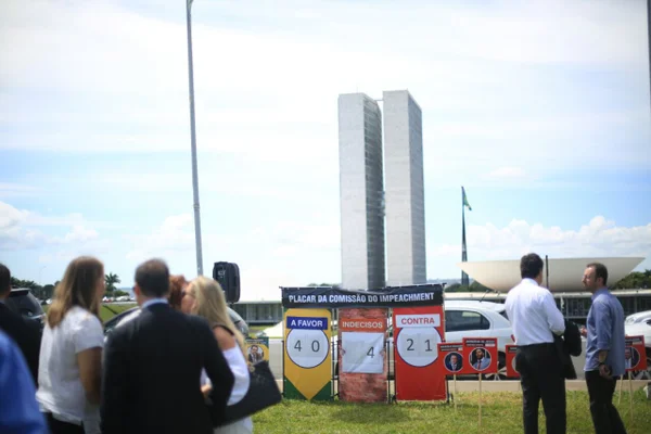 Ação coloca “placar” no gramado em frente ao Congresso Nacional