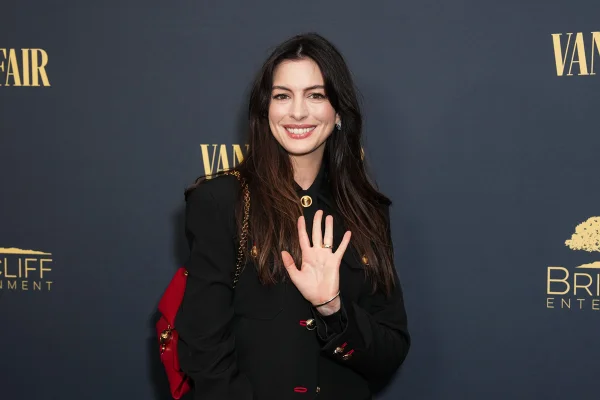 Foto da atriz Anne Hathaway em evento