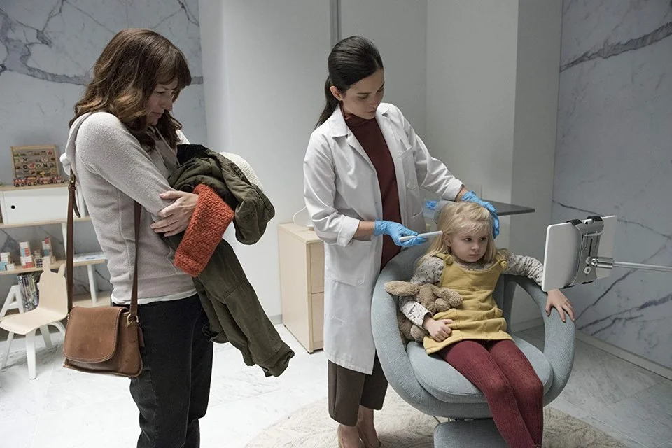 <b>Arkangel (Temporada 4, episódio 2):</b> Preocupada com a segurança da filha, Marie (Rosemarie DeWitt) recorre a um dispositivo de última geração para monitorar a localização – e as ações – da filha. Assista ao <a href="https://www.youtube.com/watch?v=R4sGOhNqOpQ" target="_blank" rel="noopener">trailer</a> <b>Arkangel (Temporada 4, episódio 2):</b> Preocupada com a segurança da filha, Marie (Rosemarie DeWitt) recorre a um dispositivo de última geração para monitorar a localização – e as ações – da filha. Assista ao <a href="https://www.youtube.com/watch?v=R4sGOhNqOpQ" target="_blank" rel="noopener">trailer</a>