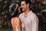 Isis Valverde e Marcus Buaiz posam sorridentes após oficializarem a união