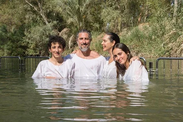 Marcos Mion e família são batizados no Rio Jordão: “Estamos renovados”
