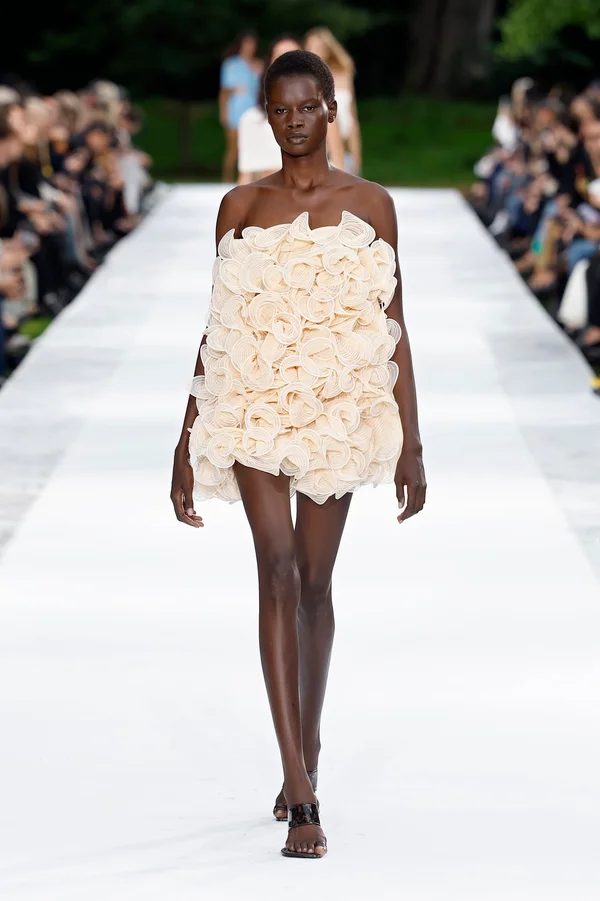 Volumes, texturas e metalizados são destaques no Paris Fashion Week - destaque galeria Volumes, texturas e metalizados são destaques no Paris Fashion Week - destaque galeria
