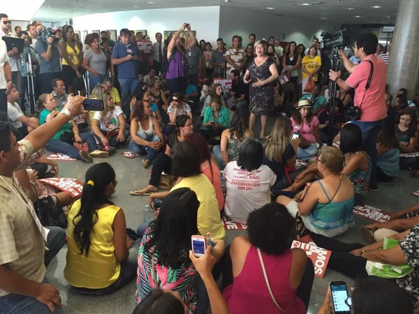 Servidores da Saúde e professores invadem a Câmara Legislativa para cobrar reajuste salarial