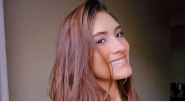 Foto colorida de ex-modelo de cabelos castanhos claros sorrindo - Metrópoles