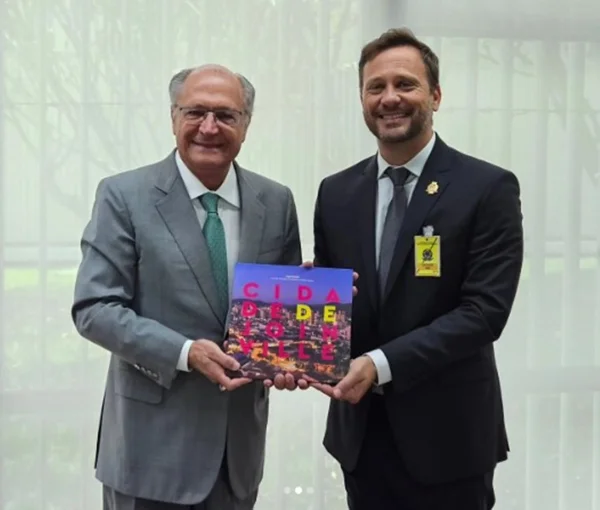Imagem do prefeito de Joinville, Adriano Silva, ao lado do vice-presidente da República, Geraldo Alckmin