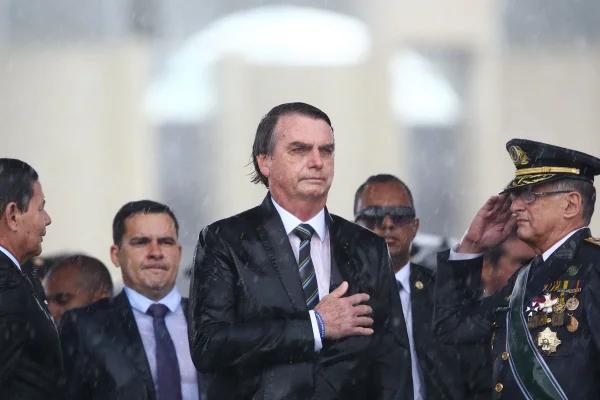 “O Exército transpira liberdade”, diz Bolsonaro em comemoração