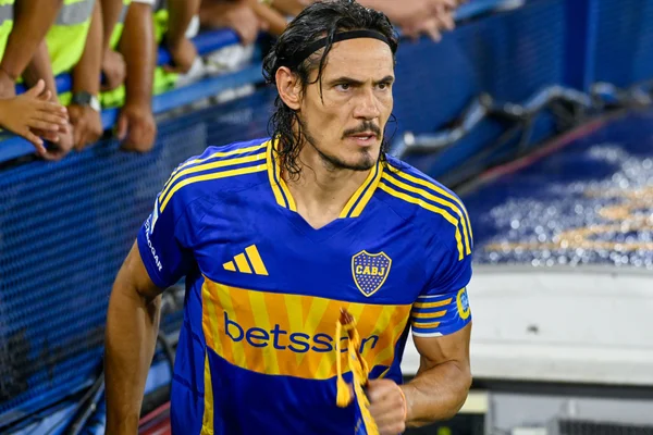 Foto colorida de Edinson Cavani - Metrópoles