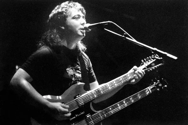 Foto em preto e branco de Bernie Marsden cantando - Metrópoles