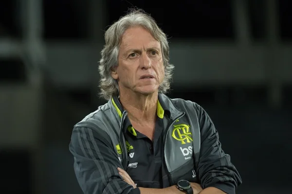 Fotografia colorida de Jorge Jesus em campo com o uniforme do Flamengo