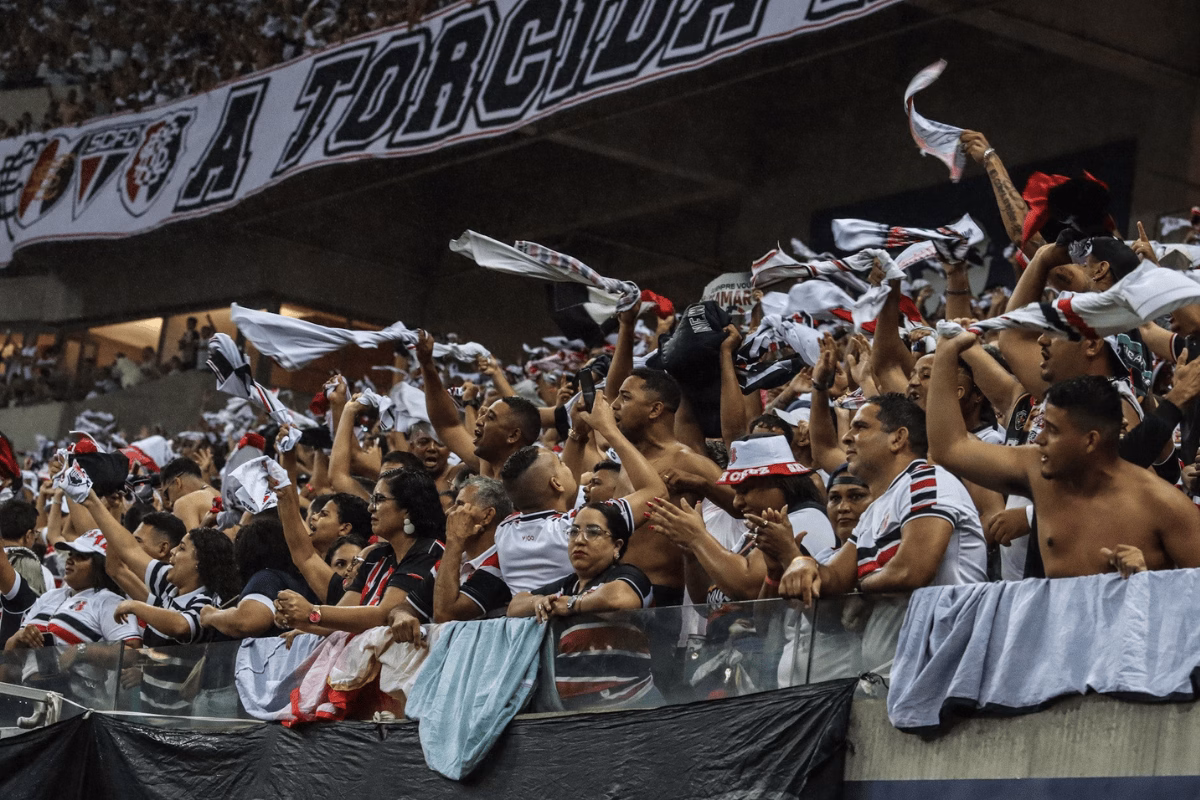 Vídeo: Santa Cruz é recebido com festa no aeroporto após acesso 3 Torcida do Santa Cruz fazendo festa no estádio