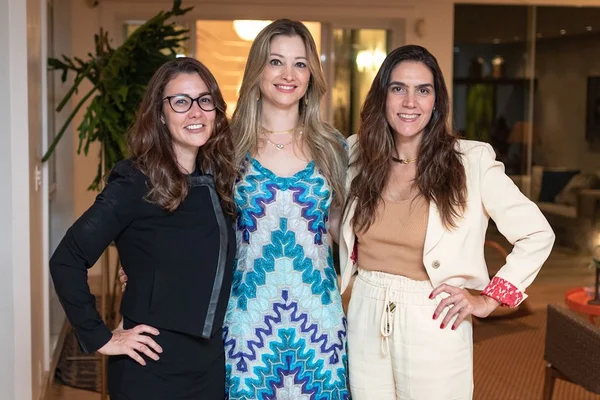 Amigas do meio jurídico se reúnem em noite de networking animada
