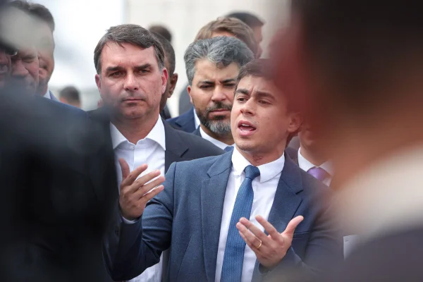 Foto colorida do deputado Nikolas Ferreira (PL-MG) durante fala coletiva em reação à prisão domiciliar do ex-presidente Jair Bolsonaro - Metrópoles
