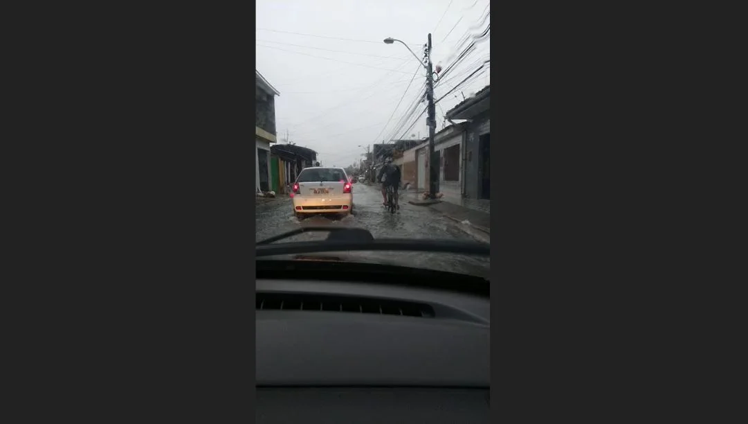 Chuva provoca queda de barreira e Bombeiros resgatam idoso em Maceió - imagem 1 Chuva provoca queda de barreira e Bombeiros resgatam idoso em Maceió - imagem 1