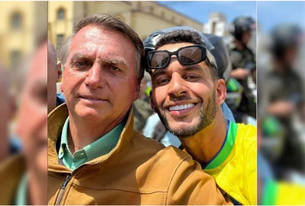 dois homens sorrindo