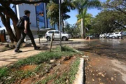 “Vazamento” de água chama atenção no Setor Hospitalar Sul - imagem 2 “Vazamento” de água chama atenção no Setor Hospitalar Sul - imagem 2