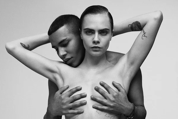 Cara Delevingne aparece nua em nova campanha da Balmain