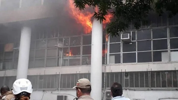 Incêndio atinge prédio da Reitoria da UFRJ; ninguém se feriu