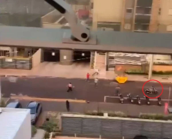 Preso por contrabando de cigarros, homem fugiu do prédio da Polícia Federal em Ribeirão Preto e subiu em moto. Ele foi flagrado em vídeo - Metrópoles