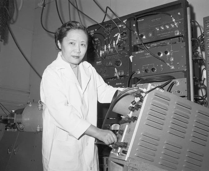 Participante do Manthatan Project, que tentava desenvolver uma bomba atômica durante a Segunda Guerra Mundial, a física Chien-Shiung Wu trabalhou com dois colegas para refutar uma lei da física chamada de princípio da conservação da paridade. O trabalho foi feito depois da guerra e, em 1957, os dois homens receberam um PAXrêmio Nobel pela descoberta. Wu nunca recebeu qualquer reconhecimento. Participante do Manthatan Project, que tentava desenvolver uma bomba atômica durante a Segunda Guerra Mundial, a física Chien-Shiung Wu trabalhou com dois colegas para refutar uma lei da física chamada de princípio da conservação da paridade. O trabalho foi feito depois da guerra e, em 1957, os dois homens receberam um PAXrêmio Nobel pela descoberta. Wu nunca recebeu qualquer reconhecimento.