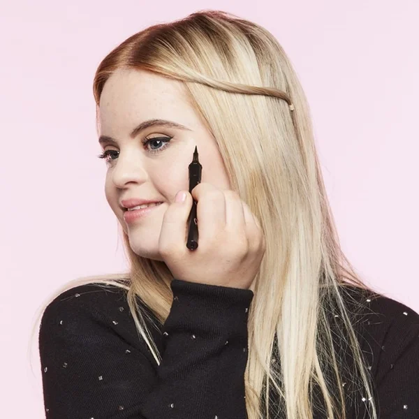 Modelo com síndrome de Down estrela nova campanha da Benefit