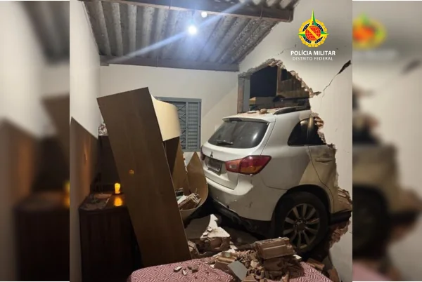 Condutora bêbada e sem CNH perde controle de carro e invade casa no DF