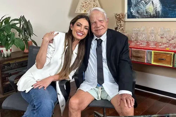 Imagem colorida de Cid Moreira e Patrícia Poeta. Ele usa terno e bermuda, e ela sorri - Metrópoles