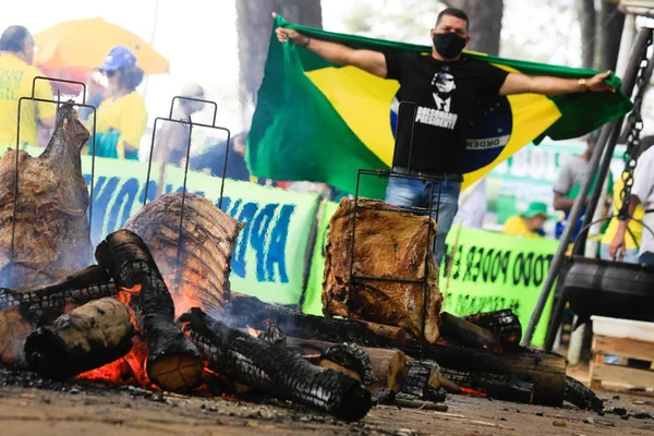 Manifestantes pro Bolsonaro fazem churrasco na Esplanada