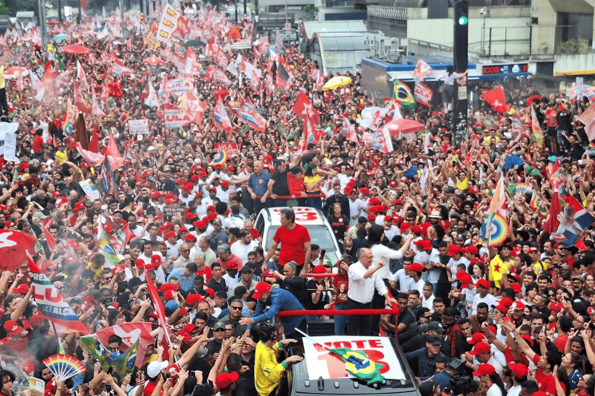 Lula cumprimenta apoiadores em último ato de campanha. Lula cumprimenta apoiadores em último ato de campanha.