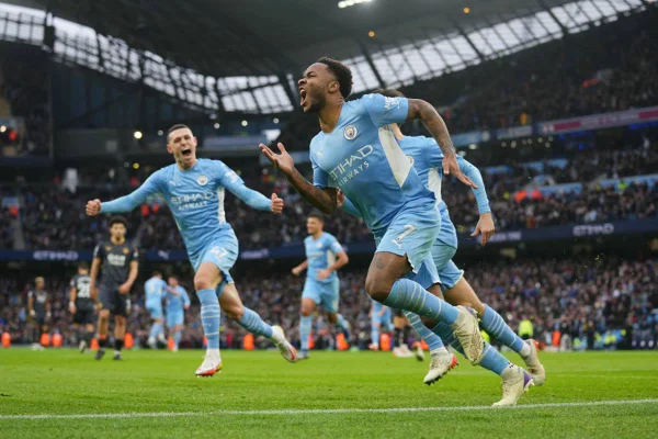 Sterling comemorando gol