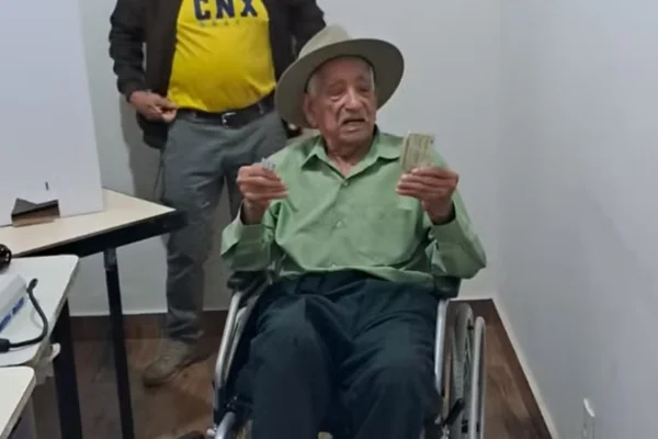 imagem colorida de homem de 107 anos que viajou 70 km para votar na cidade natal em Minas Gerais