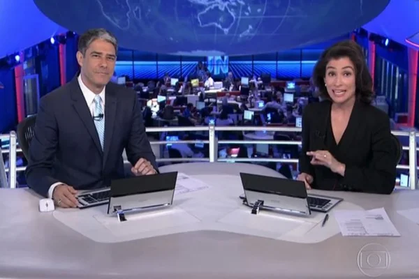 Jornal Nacional enche redação com figurantes para não parecer vazia