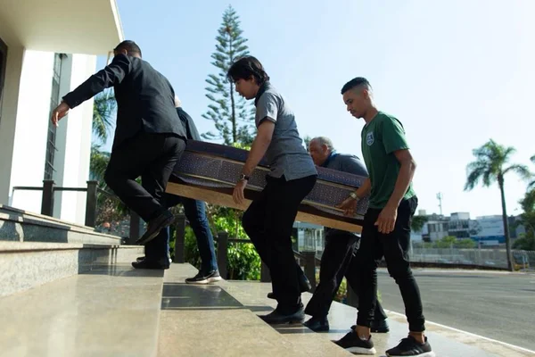 Fiéis vão a velório de padre Casemiro e pedem “paz e justiça”