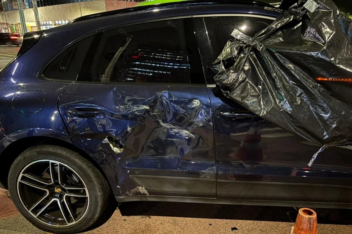 Viatura da PM e Porsche colidem na Avenida Brigadeiro Faria Lima, em São Paulo Viatura da PM e Porsche colidem na Avenida Brigadeiro Faria Lima, em São Paulo