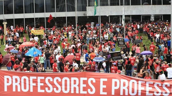 Professores cobram reajuste, pecúnias e plano de saúde do GDF