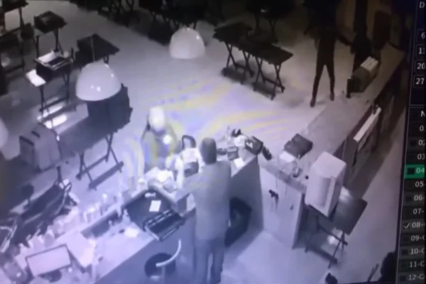 Vídeo: assaltantes rendem funcionários e levam dinheiro de pizzaria