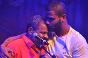Arlindinho beija a testa do pai, Arlindo Cruz Arlindinho beija a testa do pai, Arlindo Cruz