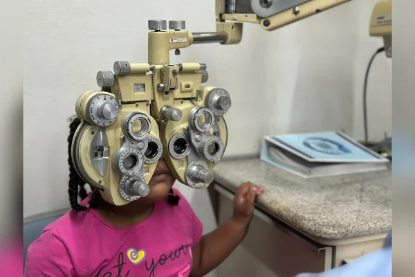 Criança fazendo exame de vista