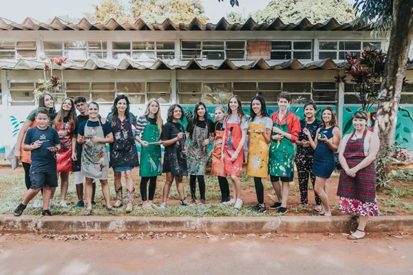 Alunos da Escola Americana de Brasília pintam fachada do Adolescentro