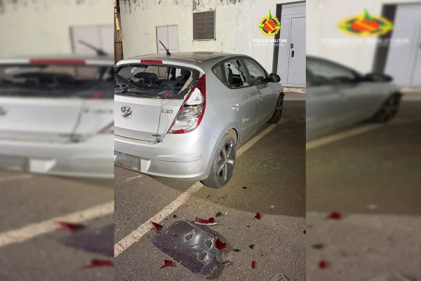 Mulher quebra carro do ex com martelo em estacionamento de hospital