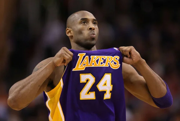 Tênis usado e autografado por Kobe Bryant é vendido por R$ 1,3 milhão