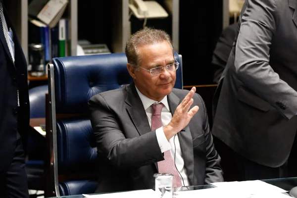 Manifestantes soltaram fogos enquanto STF tornava Renan Calheiros réu