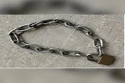 Os suspeitos usaram correntes e cadeados para agredir a vítima Os suspeitos usaram correntes e cadeados para agredir a vítima