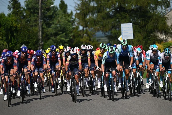 Foto colorida de uma prova de ciclismo - Metrópoles