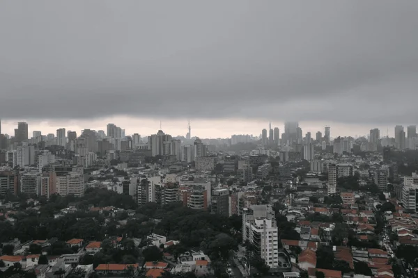 Imagem colorida do céu nebuloso da cidade de SP após chegada de frente fria - Metrópoles