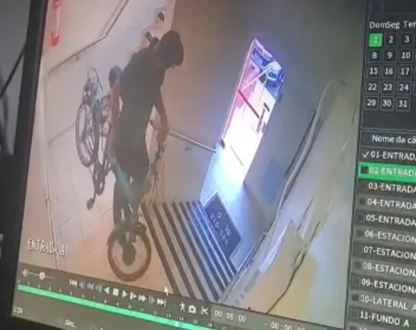 Homem arromba prédio e furta bicicleta